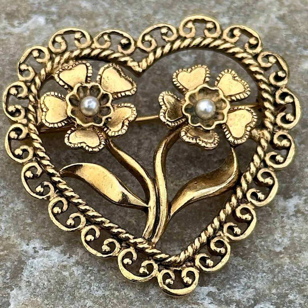 ❤️ AVON Vintage 1998 Victorian Style Floral Antiqued Heart Faux Pearl Brooch Pin